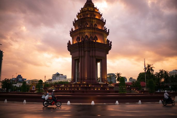 Independence Monument in Phnom Penh at sunrise
