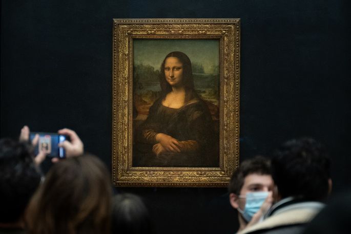 Mona Lisa with masked viewers in the foreground